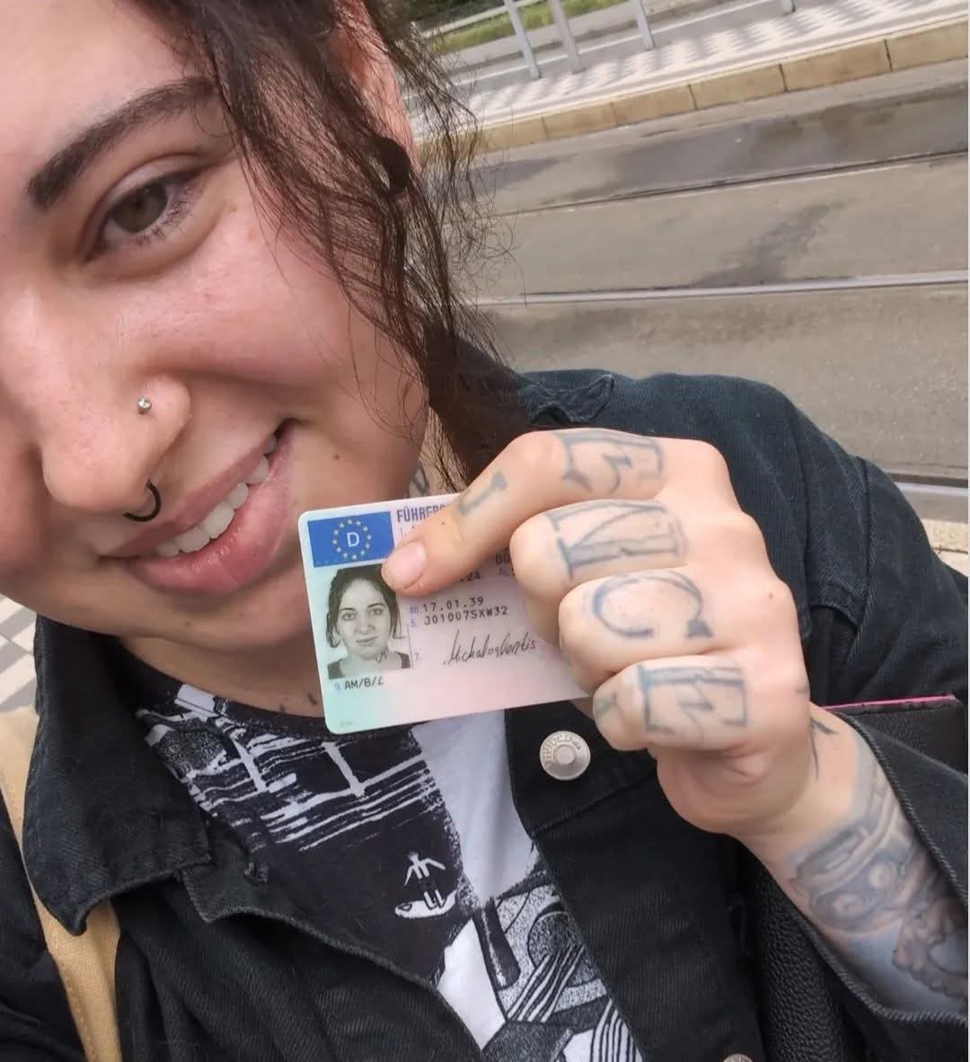 Kundin zeigt ihren neuen Führerschein